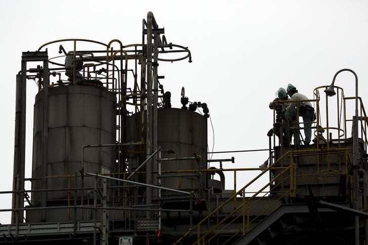 © Reuters. Нефтехимический завод в Кавасаки, Япония
