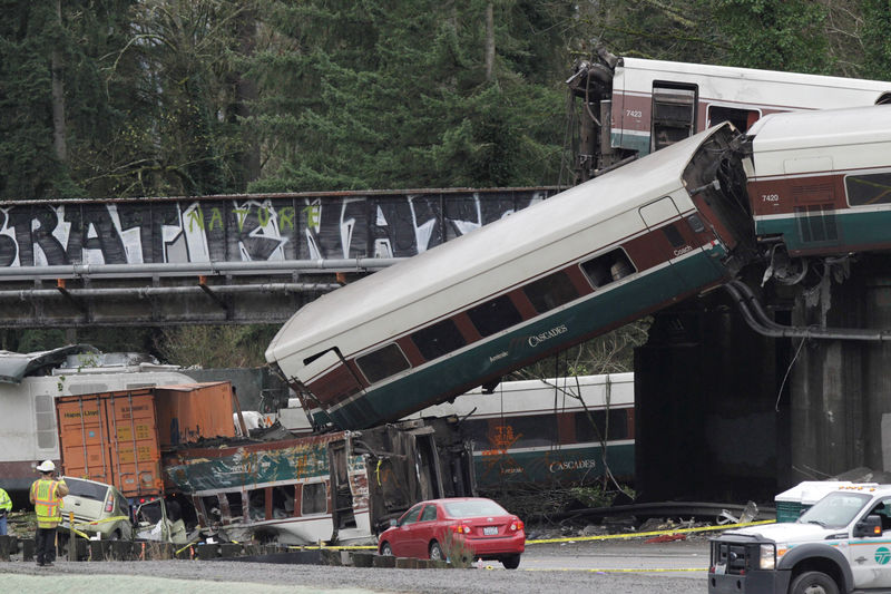 © Reuters. Al menos tres muertos al descarrilar un tren en el estado de Washington