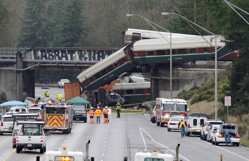 © Reuters. 3 قتلى على الأقل في خروج قطار ركاب عن القضبان بولاية واشنطن