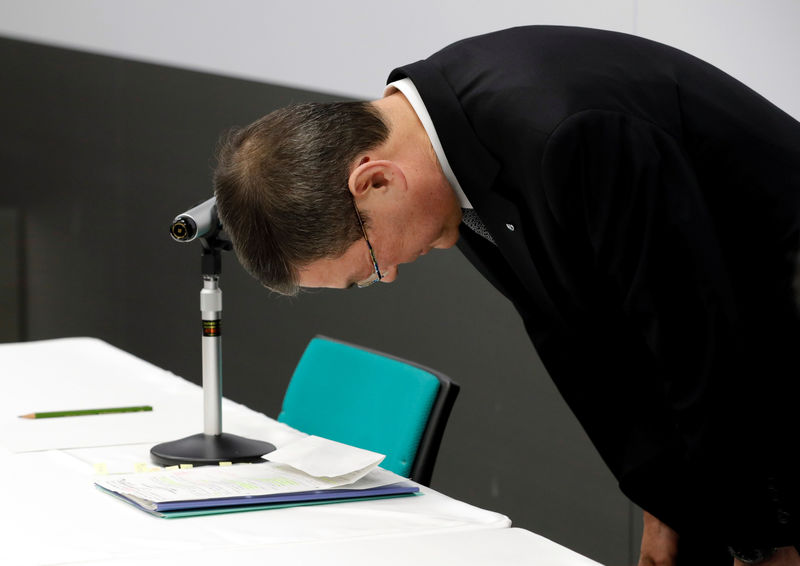 © Reuters. Subaru Corp's President and CEO Yasuyuki Yoshinaga bows his head to apologise at a news conference at the company's Tokyo headquarters in Tokyo