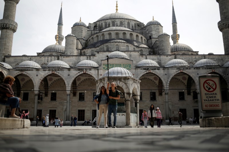 © Reuters. Tourists visit the Ottoman-era Sultanahmet mosque, also known as the Blue Mosque, in Istanbul