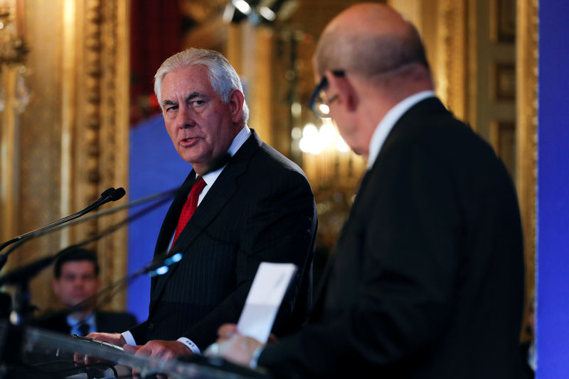 © Reuters. US Secreatry of States Rex Tillerson speaks with French Foreign Affairs Minister Jean-Yves Le Drian in Paris