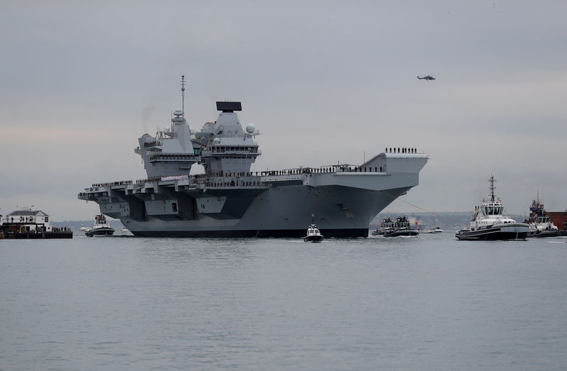 © Reuters. FILE PHOTO: Royal Navy's new aircraft carrier HMS Queen Elizabeth arrives in Portsmouth