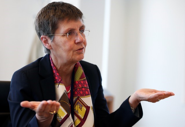 © Reuters. Chair of the Single Resolution Board Koenig speaks during an interview with Reuters in Brussels