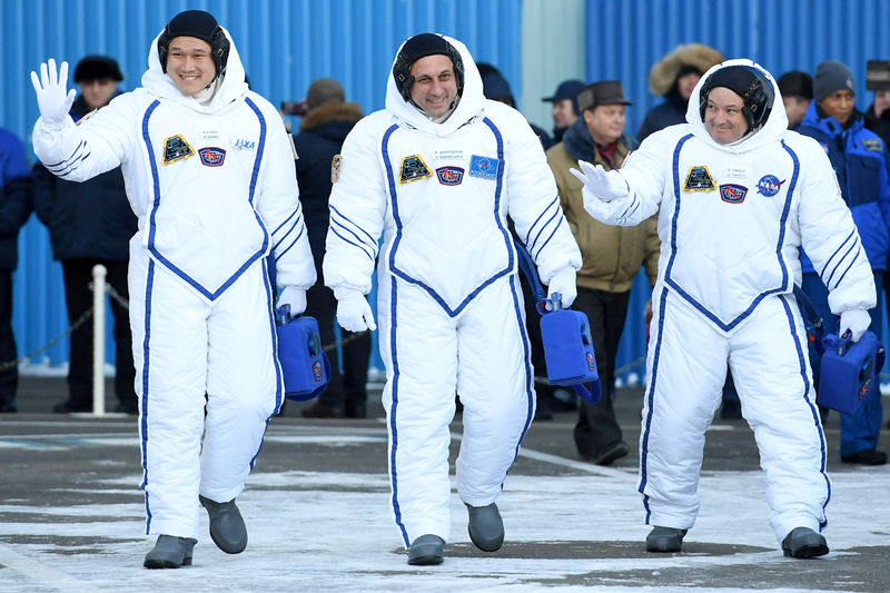 © Reuters. Astronautas Anton Shkaplerov,  Scott Tingle e Norishige Kanai durante cerimônia antes do lançamento da nave Soyuz MS-07 no cosmódromo de Baikonur, no Cazaquistão