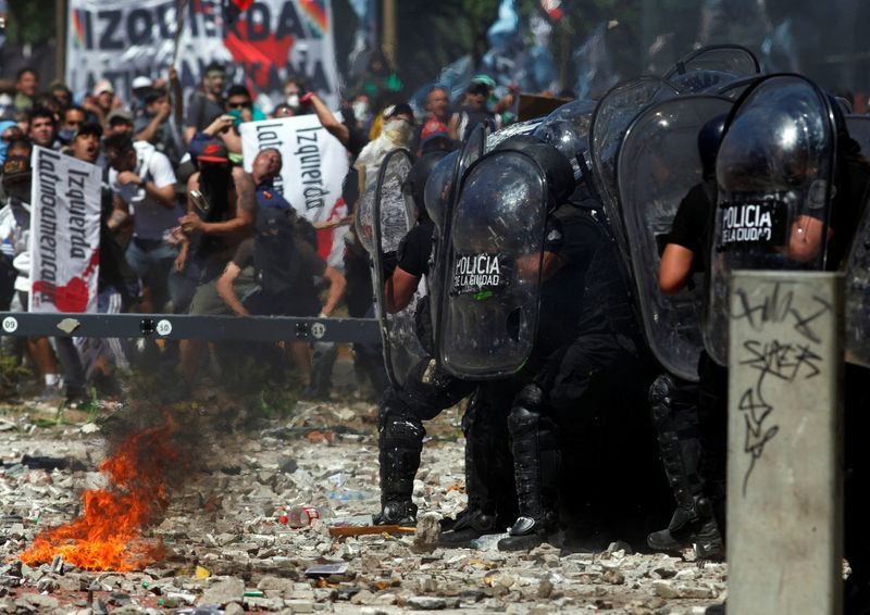 © Reuters. Policiais e manifestantes se chocam em Buenos Aires, enquanto reforma da Previdência é debatida no Congresso argentino