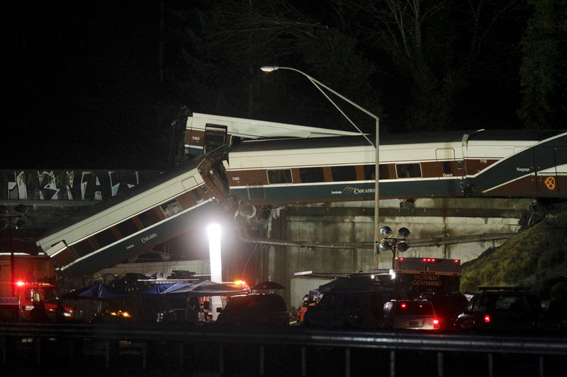 © Reuters. Equipe de resgate trabalha em local onde trem descarrilou em DuPont, Washington, nos Estados Unidos