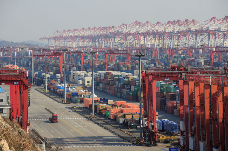 © Reuters. FILE PHOTO: Containers are seen at the Yangshan Deep Water Port, part of the Shanghai Free Trade Zone, in Shanghai