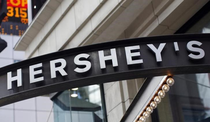 © Reuters. Логотип Hershey у входа в магазин