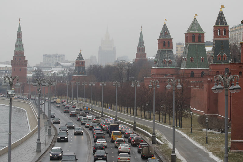 © Reuters. Машины на набережной у Кремля в Москве