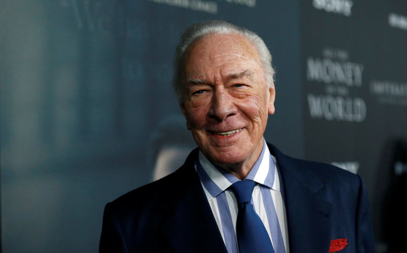 © Reuters. Ator Christopher Plummer posa para fotos na estreia do filme "Todo o Dinheiro do Mundo" em Beverly Hills, Califórnia