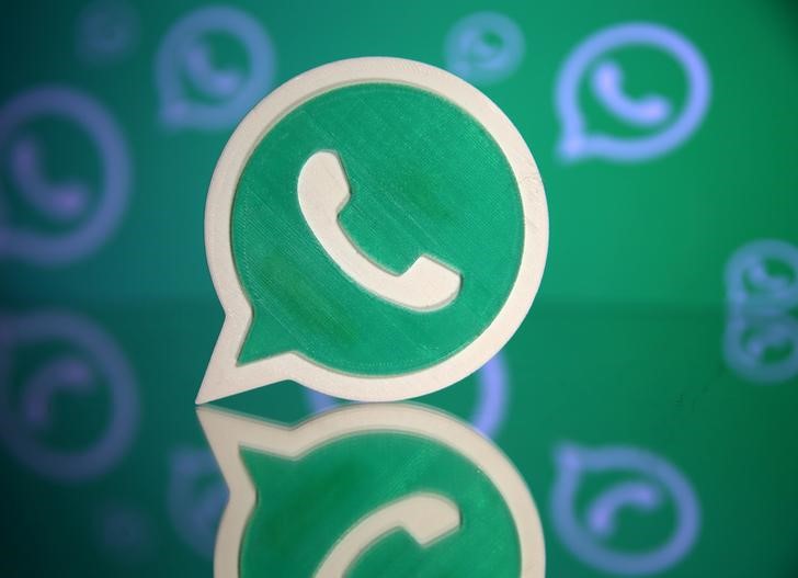 © Reuters. Logo do WhatsApp em 3d diante de projeção de símbolo da empresa