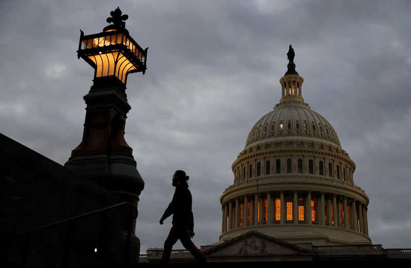 © Reuters. The U.S. Capitol building is lit at dusk ahead of planned votes on tax reform in Washington