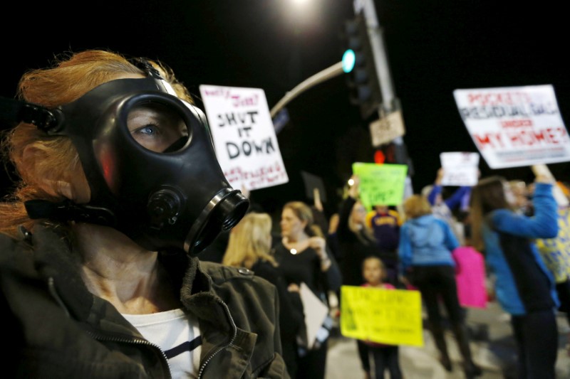 © Reuters. FILE PHOTO - Spiers wears a gas mask while rallying for the permanent shut down of the Aliso Canyon natural gas storage facility near the Porter Ranch neighborhood in Los Angeles