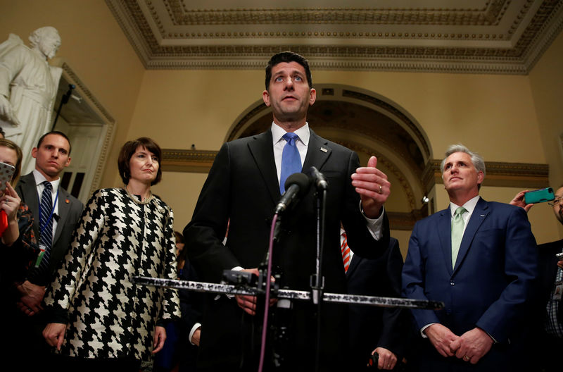 © Reuters. Presidente da Câmara dos EUA Paul Ryan fala após aprovação de reforma tributária