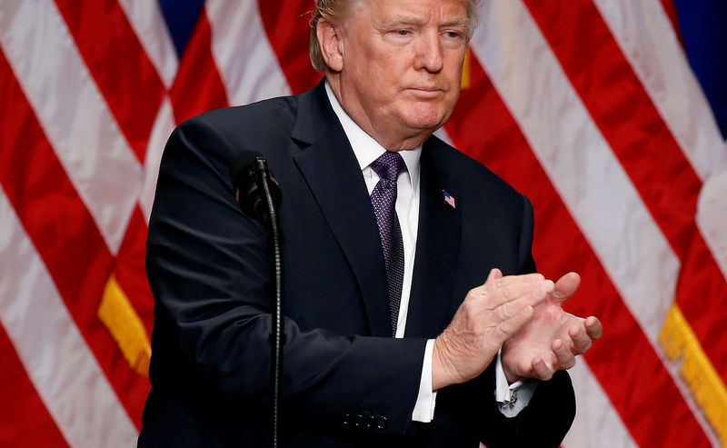 © Reuters. U.S. President Donald Trump claps after delivering remarks regarding the Administration's National Security Strategy at the Ronald Reagan Building and International Trade Center in Washington D.C