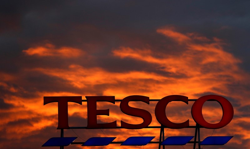 © Reuters. A company logo is pictured outside a Tesco  supermarket in Altrincham northern England.