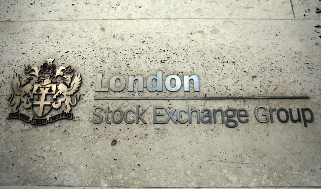 © Reuters. A sign displays the crest and name of the London Stock Exchange in London