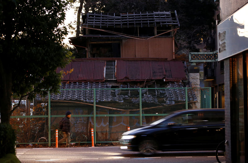 © Reuters. An old house whose owners had been not known for a long time and has blocked construction of road, is seen in Omiya, north of Tokyo