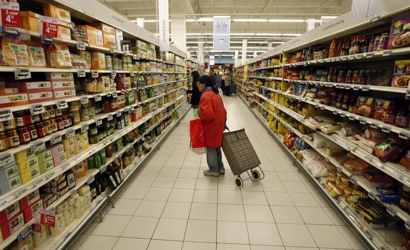 © Reuters. LE GOUVERNEMENT RÉGULE LES PROMOTIONS ET LA VENTE À PERTE