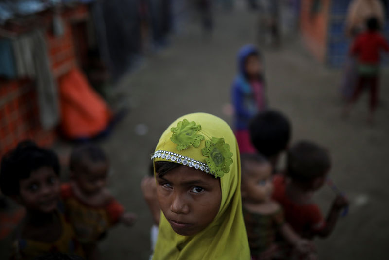 © Reuters. Rohingya refugee children play at the Shamlapur refugee camp near Cox's Bazar