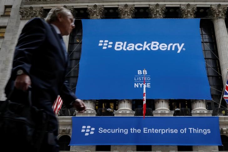 © Reuters. A banner for BlackBerry Ltd hangs to celebrate the company's transfer trading to the NYSE in New York