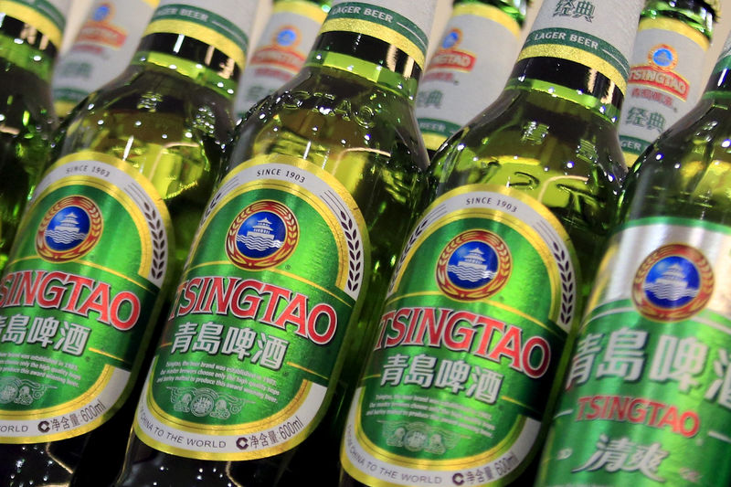 © Reuters. FILE PHOTO: Bottles of Tsingtao beer are placed on shelves at a supermarket in Shanghai