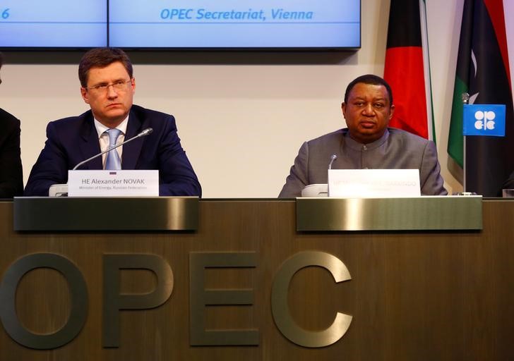 © Reuters. Министр энергетики РФ Александр Новак и генсек ОПЕК Мохаммед Баркиндо на пресс-конференции в Вене
