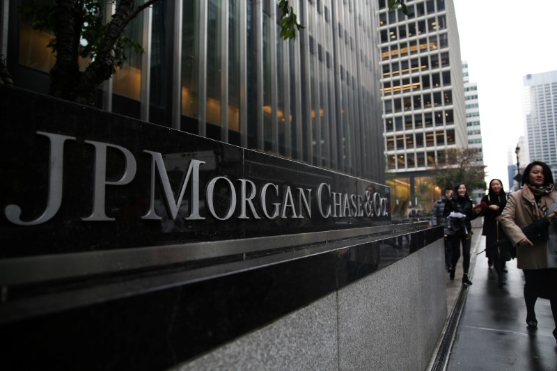 © Reuters. A sign of JP Morgan Chase Bank is seen in front of their headquarters tower in New York