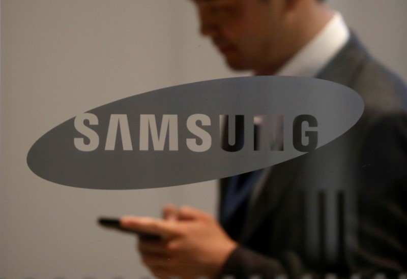 © Reuters. Homem passa por logo da Samsung Electronics em prédio da empresa em Seul, Coreia do Sul