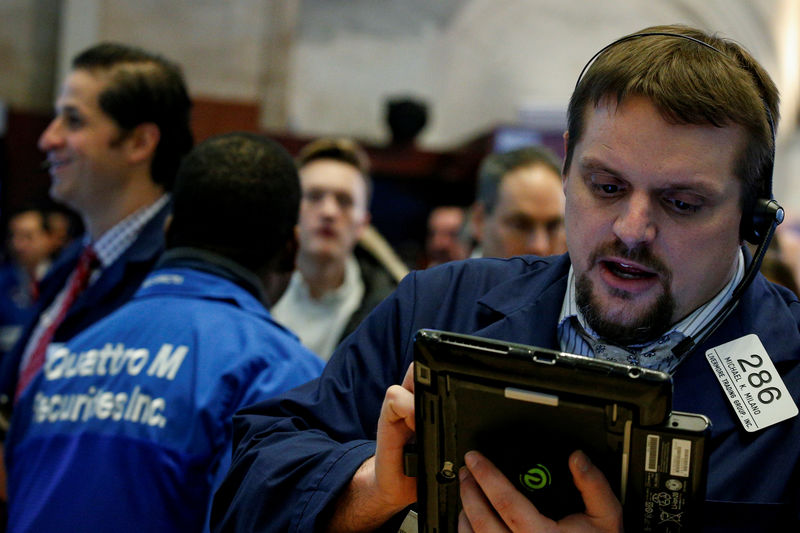 © Reuters. Traders work on the floor of the NYSE in New York