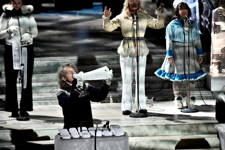 © Reuters. Terje Isungset se apresenta com instrumentos de gelo em Estocolmo