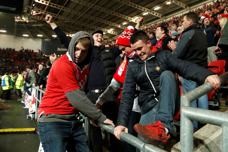© Reuters. بريستول يطيح بيونايتد من كأس رابطة الأندية