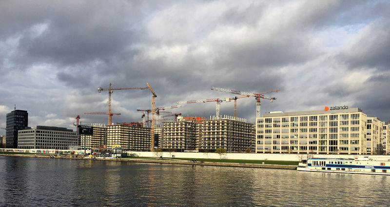 © Reuters. FILE PHOTO: A construction site at the river Spree is pictured in Berlin