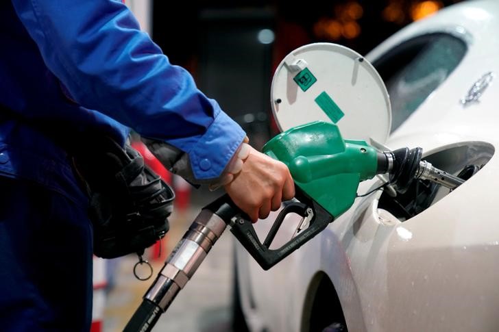 © Reuters. A gas station attendant pumps fuel into a customer's car at a gas station in Shangha