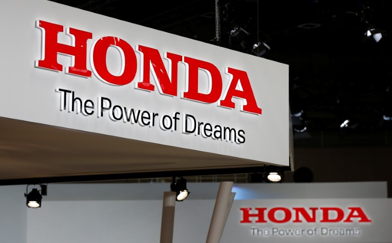© Reuters. The logos of Honda Motor Co. is pictured at the 45th Tokyo Motor Show in Tokyo