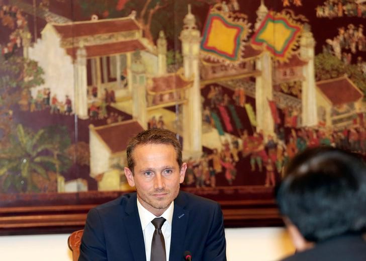 © Reuters. Denmark's FM Jensen and Vietnam's DPM and FM Minh talk in Hanoi, Vietnam