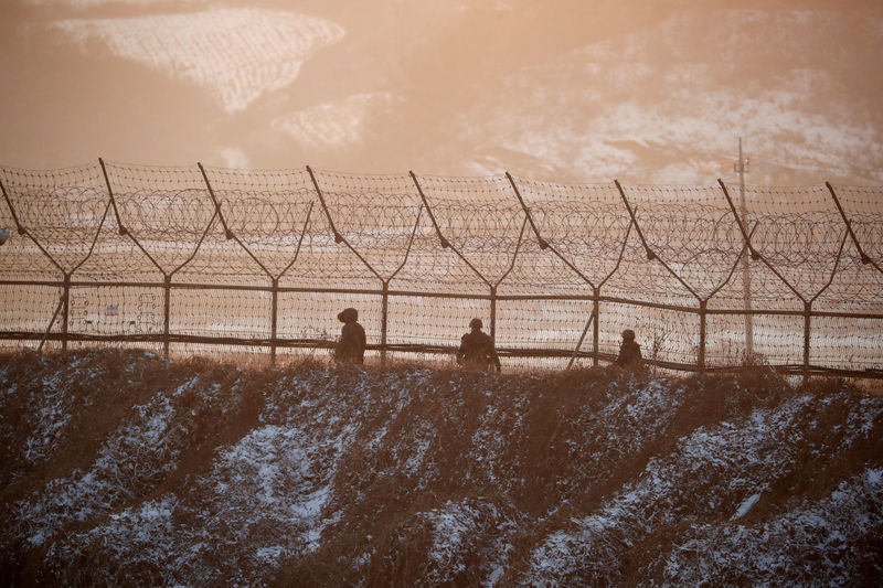 © Reuters. South Korean soldiers patrol along a barbed-wire fence near the militarized zone separating the two Koreas, in Paju