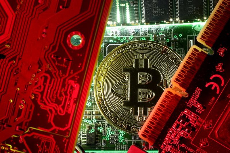 © Reuters. FILE PHOTO: A copy of bitcoin standing on PC motherboard is seen in this illustration picture