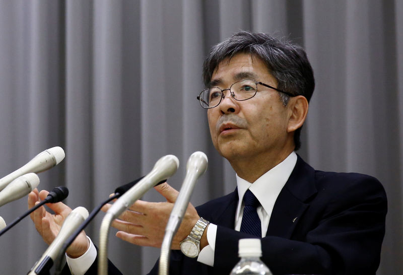 © Reuters. Kobe Steel Executive Vice President Naoto Umehara attends a news conference in Tokyo