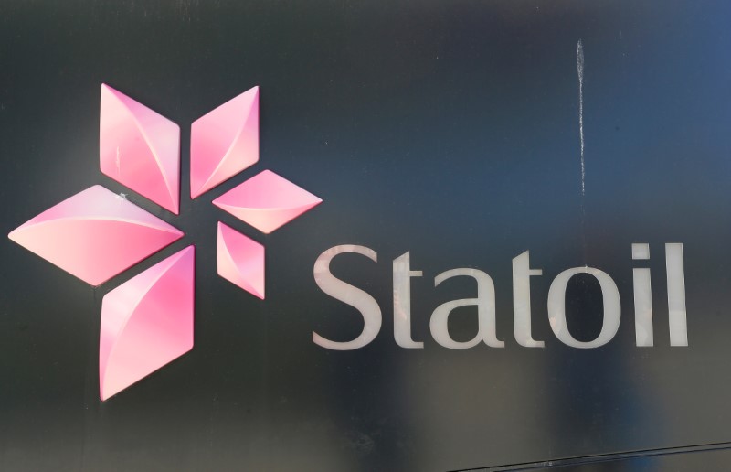 © Reuters. FILE PHOTO: Norwegian oil company's Statoil logo is seen at their headquarters in Fornebu