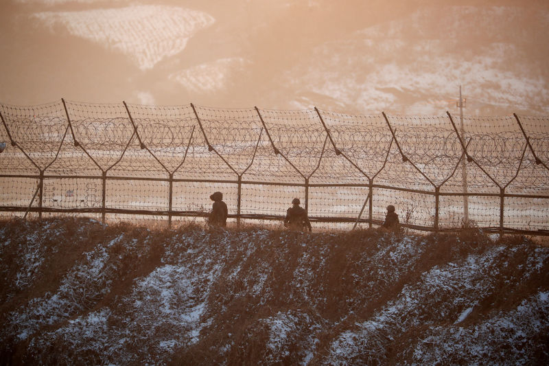 © Reuters. Soldados sul-coreanos trabalham na zona militarizada que separa a Coreia do Sul e do Norte em Paju