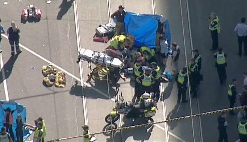 © Reuters. Policiais e serviços de emergência trabalham em local onde carro atropelou pedestres em Melbourne, na Austrália