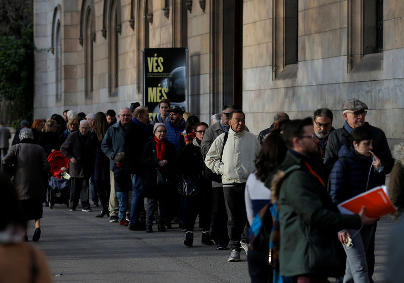 © Reuters. Pessoas fazem fila para votar em eleições regionais da Catalunha em Barcelona, Espanha