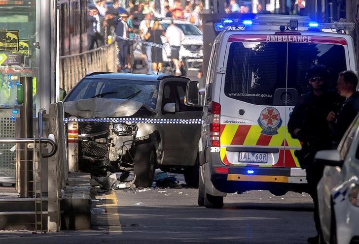 © Reuters. Polícia australiana é vista ao lado de carro, depois que motorista atropelou pedestres em Melbourne