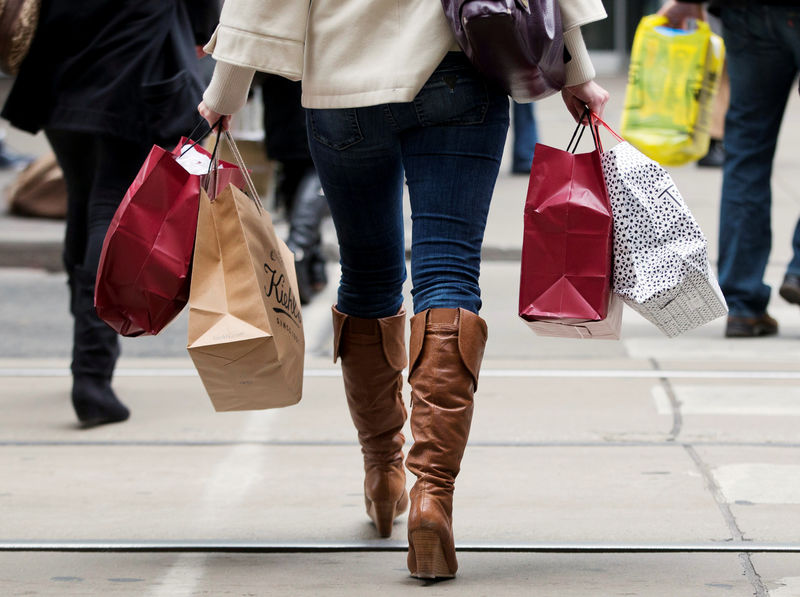 © Reuters. FILE PHOTO: A woman carries shopping bags during the Christmas shopping season in Toronto