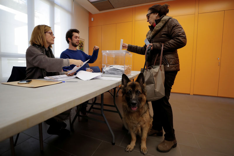 © Reuters. إقليم قطالونيا يجري انتخابات برلمانية مع تراجع زخم الانفصال عن إسبانيا
