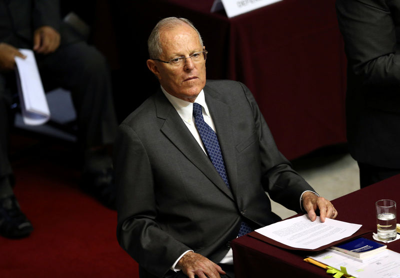 © Reuters. Presidente do Peru, Pedro Pablo Kuczynski, ouve enquanto advogado faz sua defesa no Congresso em Lima, Peru