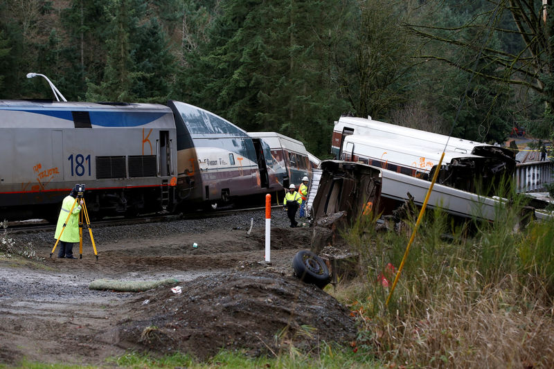 © Reuters. FILE PHOTO: Investigators begin analysis at the scene where an Amtrak passenger train derailed in DuPont