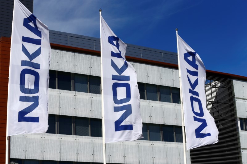 © Reuters. Bandeiras da Nokia na sede da empresa em Espp, Finlândia